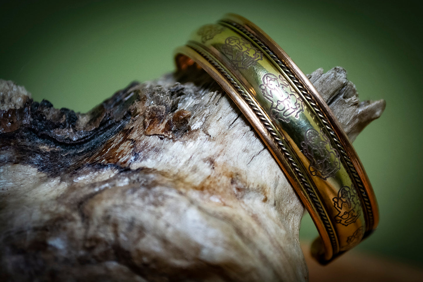 Patterned Tri-Metal Magnetic Cuff