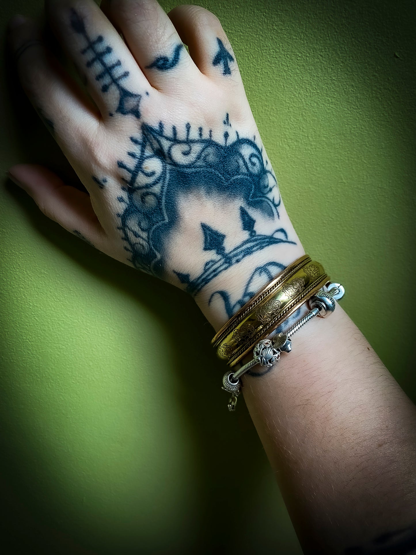 Patterned Tri-Metal Magnetic Cuff